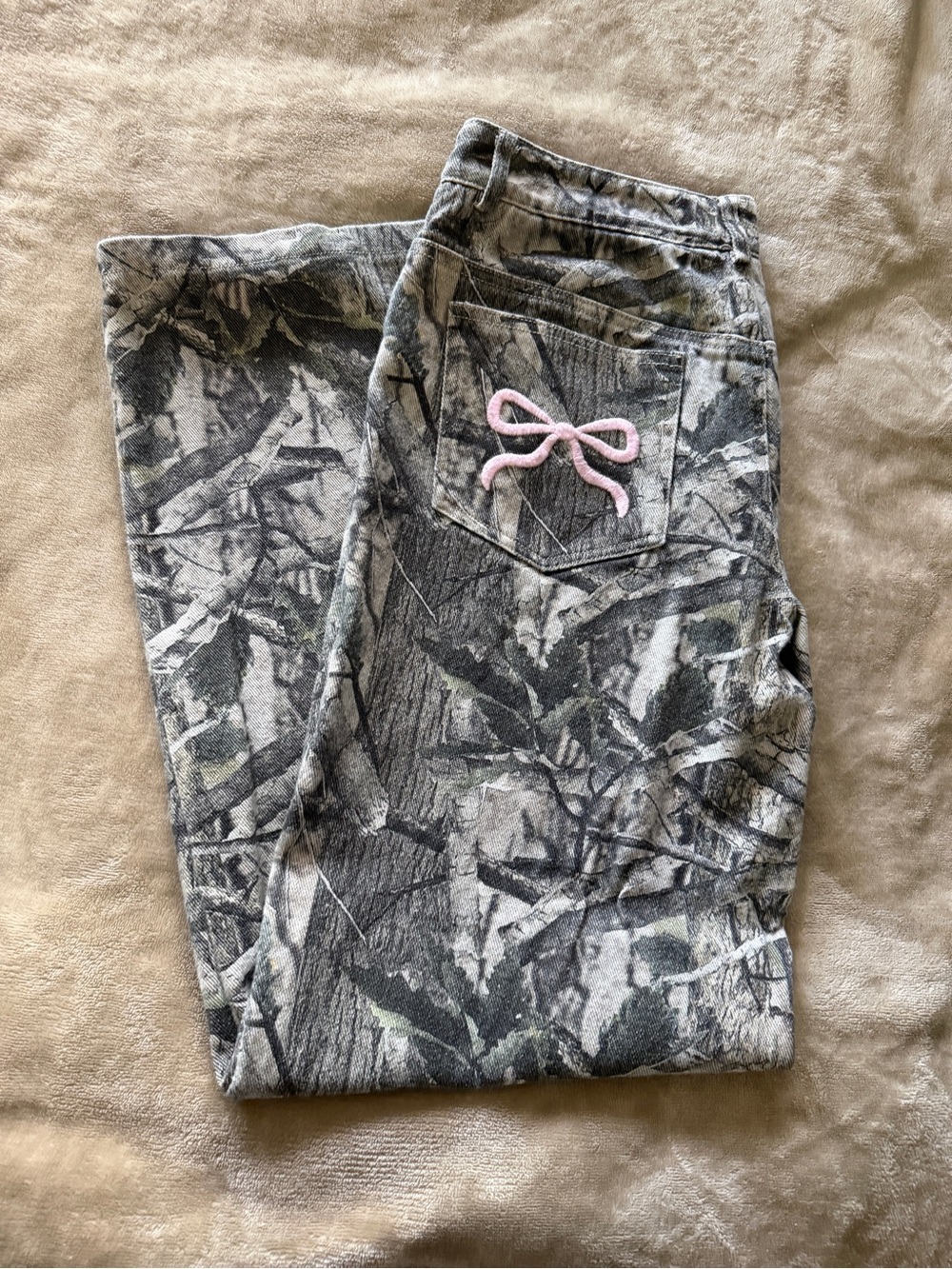 Edikted Camo & Bow Low Rise Jeans. Size small